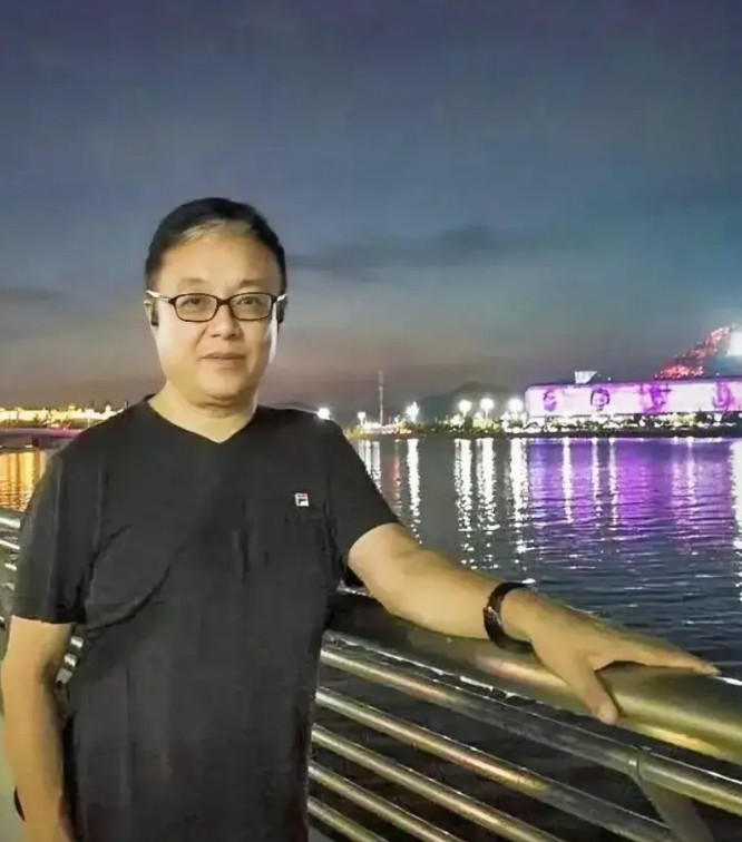 突然有点心疼那尔那茜她爸爸本来根正苗红的一个主持人却摊上了这样一个老婆，