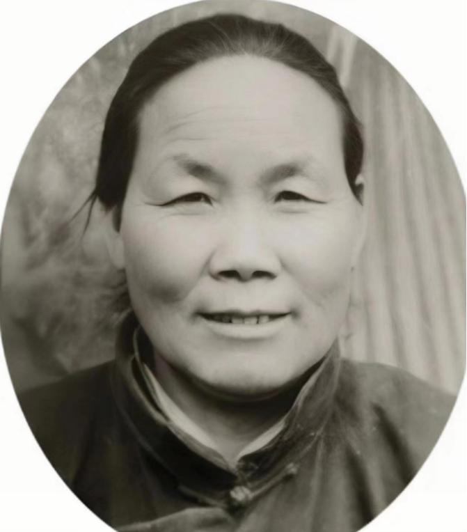 1940年，山东一位大娘给八路军做了小米饭，饥饿的战士们狼吞虎咽，然而他们突然发