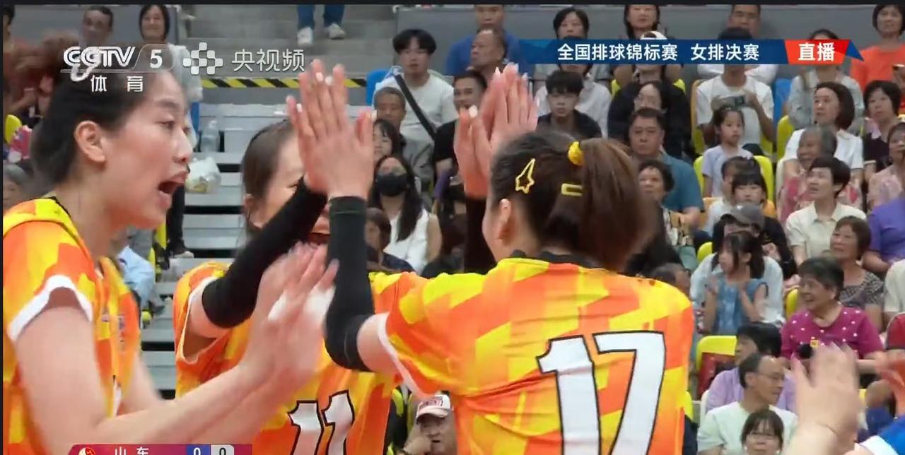 山东女排和上海女排这场决赛打得可真激烈啊！印象中央视好久都没有直播女排比赛了吧，