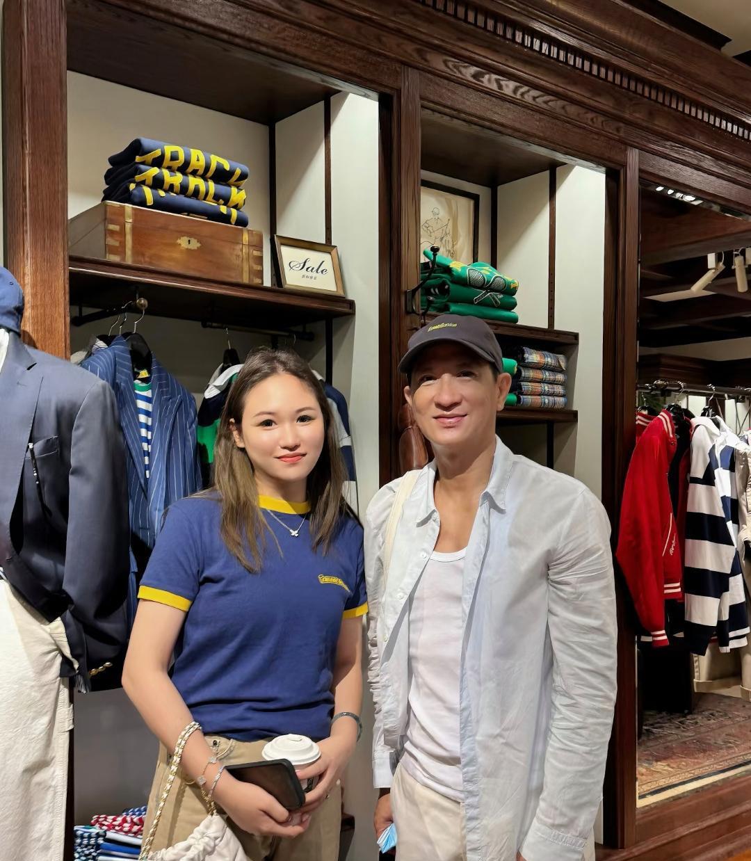 60岁张家辉在香港逛街买衣服，他的状态真好，比年轻时更帅了，鼻子好大，身材超好，