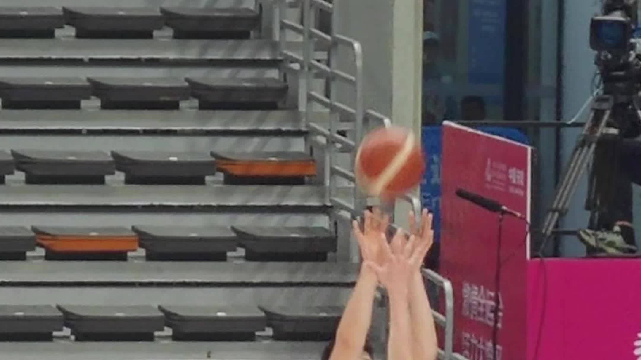 胡金秋顶着封盖底角三分命中