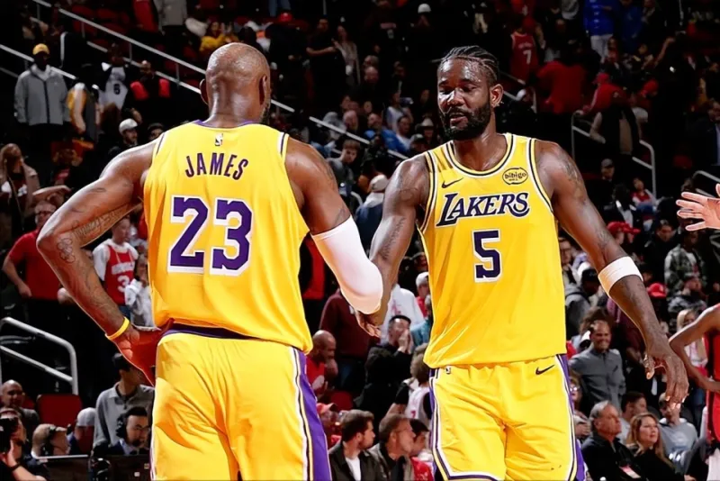 兄弟们，谁能想到，湖人季后赛的最后指望，居然是那个被骂了7年的软蛋状元——艾顿。