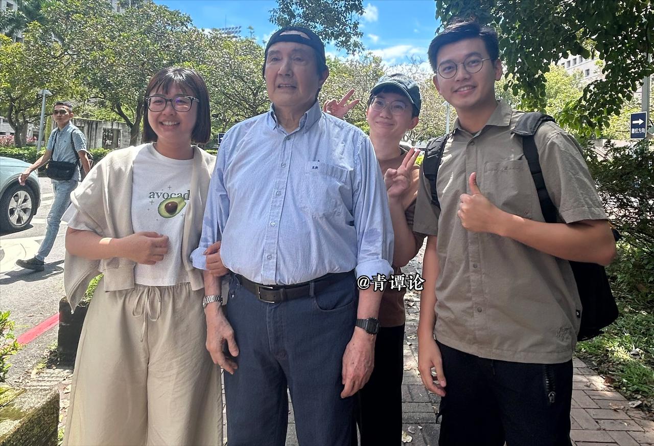 马英九再度现身。前几个月，因马英九基金会引发的争议及家人声明，其健康状况引发外