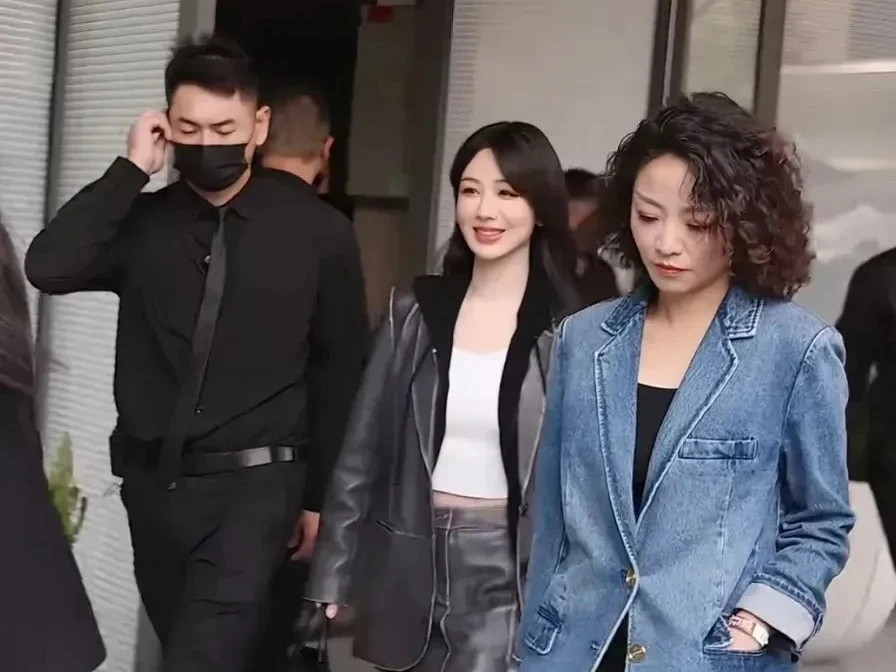 杨紫线下精心打扮，一不小心被素人抢了风头，网友：谁是明星？
