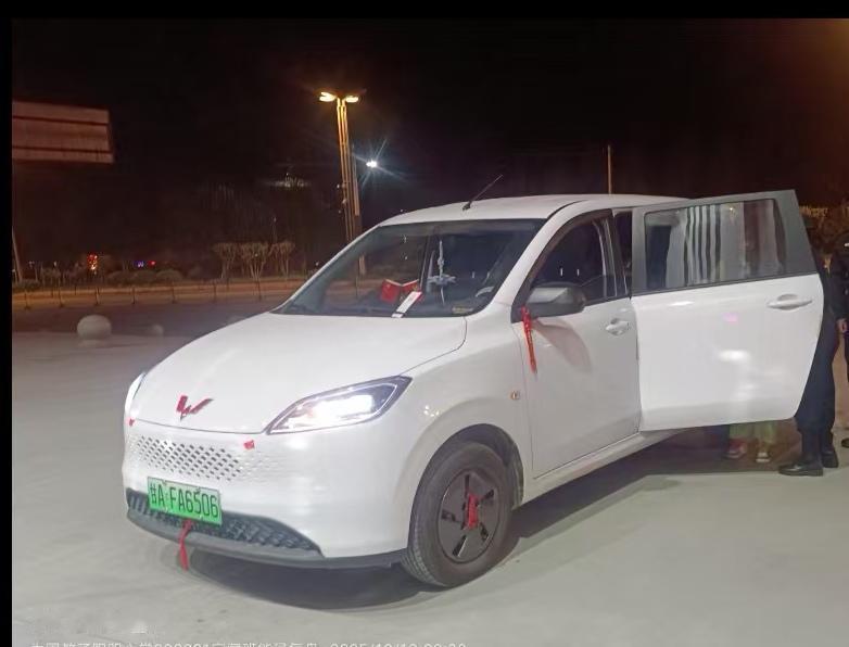 女生失恋深夜醉卧兰州街头岳小平驾车送回到榆中校区记者：王志俭（穿石）文图
