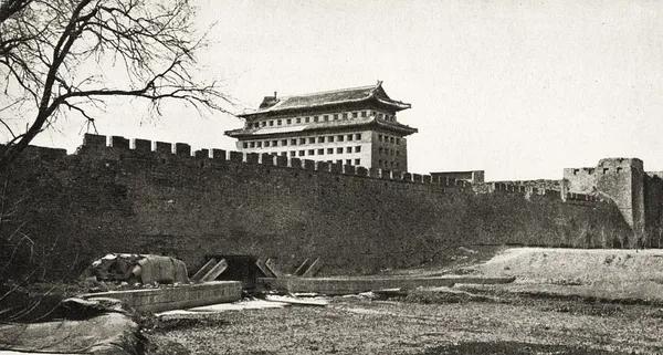 1922年，瑞典学者喜仁龙拍摄的北京内城东南角楼。