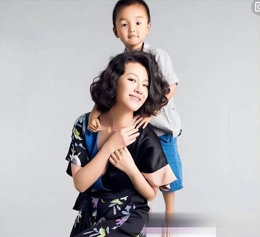 主持人问刘琳:“你常年在剧组拍戏，孩子谁带？”刘琳说:“孩子还没上学的时候，我和