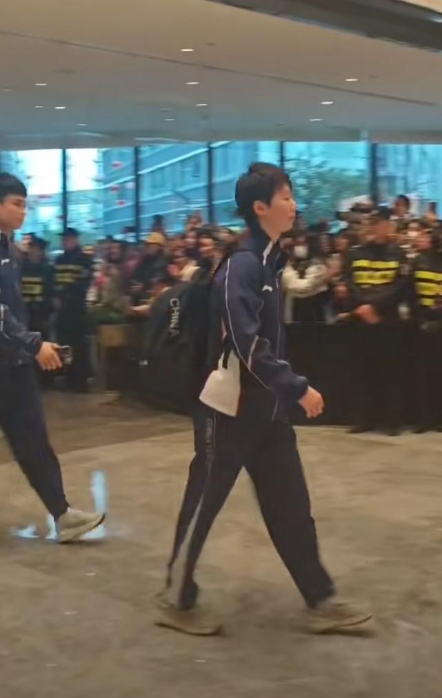 王曼昱抵达重庆备战WTT冠军赛，刚到酒店放下行李，来不及休整，就背着印有“CHI