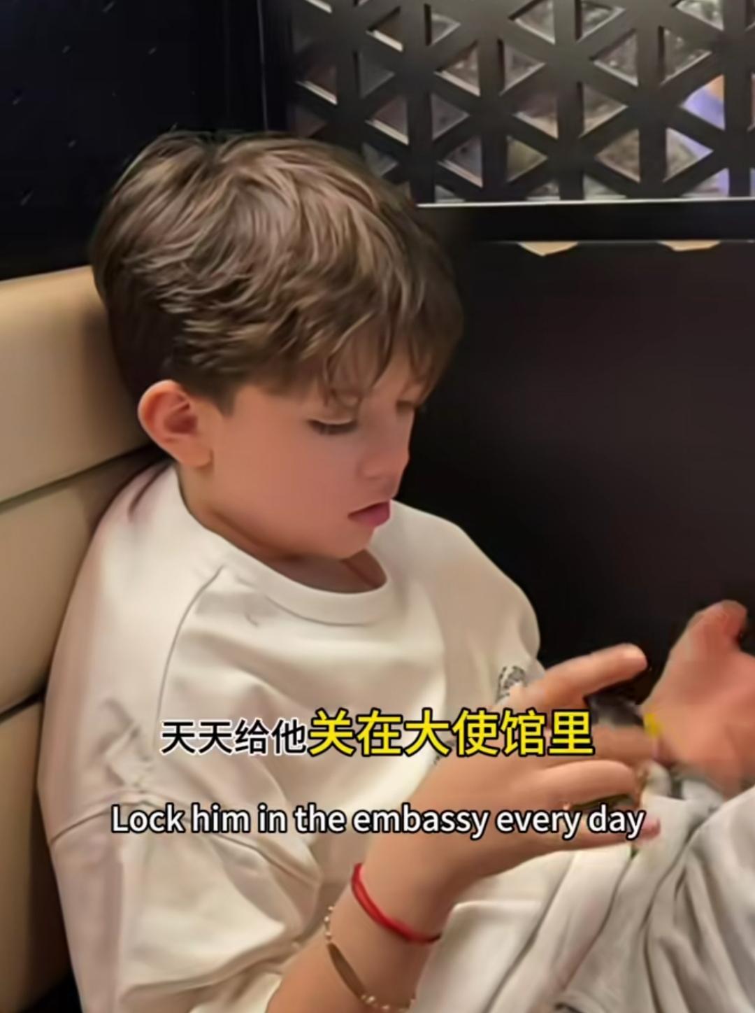 于会长后悔让小宝去北京了！现在罗兰多把小宝关在使馆里，不让他上学，孩子只能天天拿