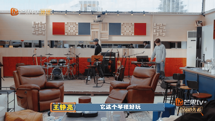 陈楚生随便一哼耳朵到中东了王铮亮弹新乐器自带异域感，陈楚生随口哼唱超合拍，这波即