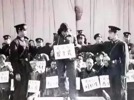 当时，翟曼霞是十里八乡的知名人物，因为她长相漂亮，性格又比较开放，经常参加一些交