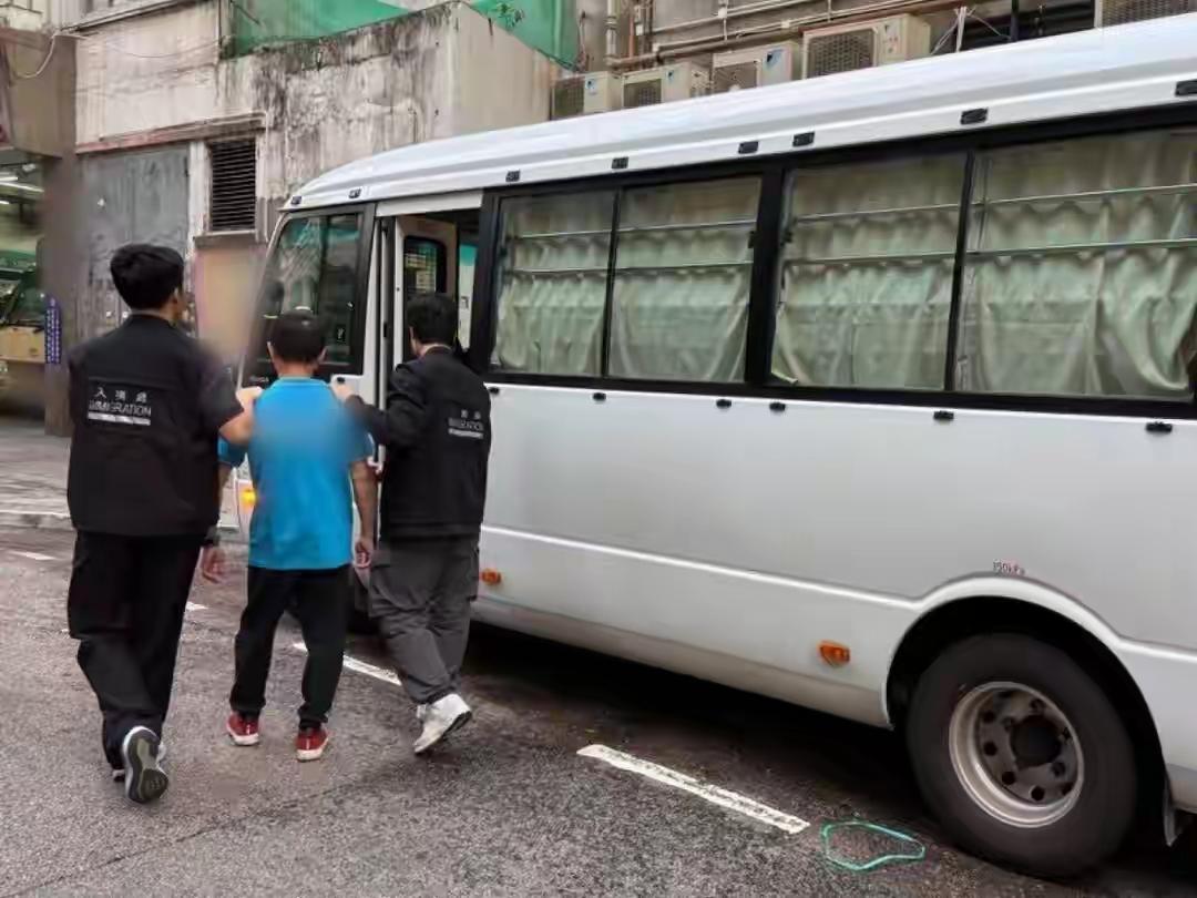人到了中年再看印度人想零成本移居中国这事，蕞大的可笑，是咱们天天念叨日子平淡