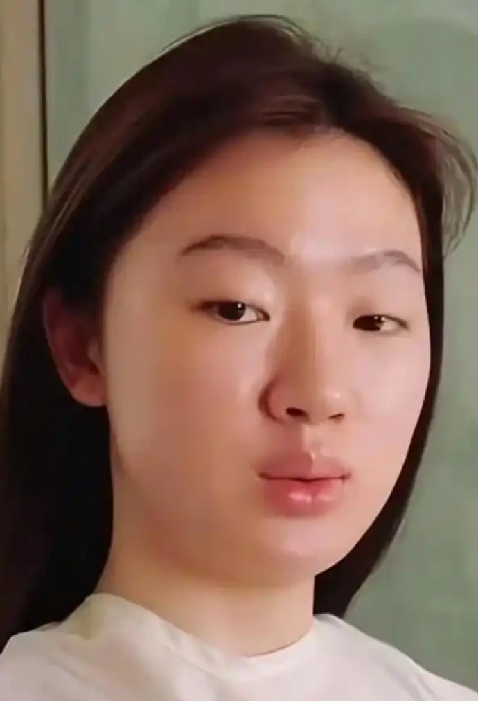 这是单依纯素颜的样子。