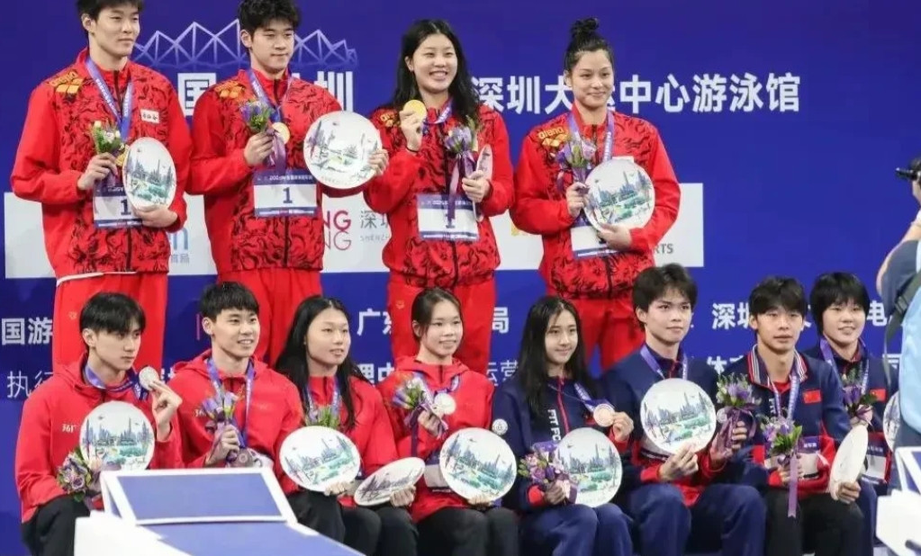 全国游泳冠军赛昨晚压轴进行的男女4X100米混合泳接力，浙江队由何峻毅、潘展乐、