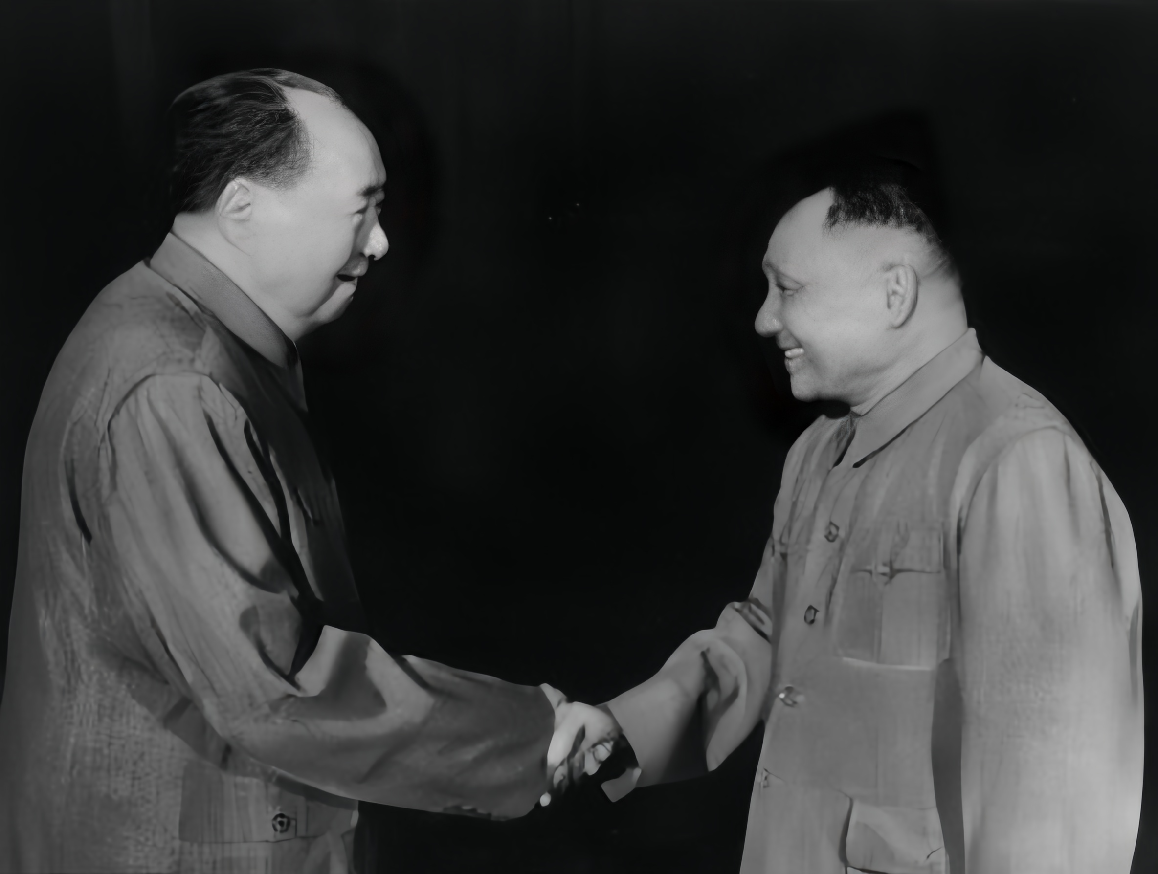 1956年8月七届七中全会召开，当邓小平讲到大会发言的准备时，毛主席插话说，发言