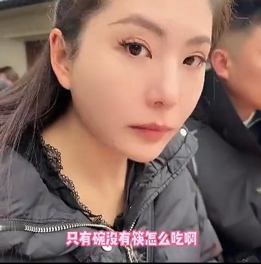 “又好笑又真实!”一名四川女子带江苏朋友去吃席，朋友见桌上摆满了菜和碗，就是没