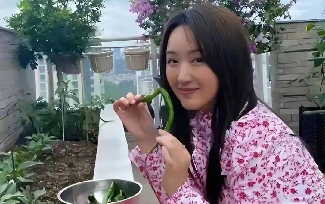 杨钰莹独居深圳福田一套二层独栋别墅，侍弄花草、岁月静好