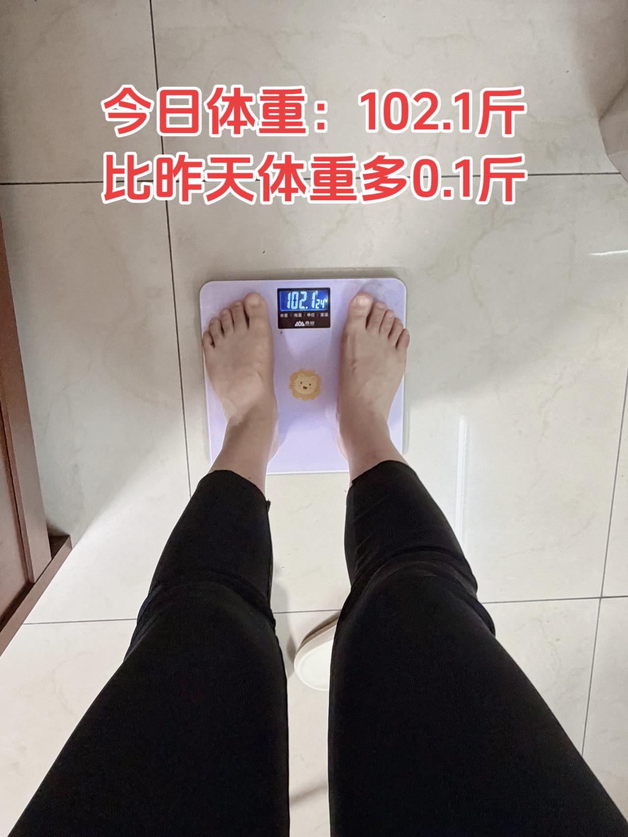 自律减脂健康餐，目标95斤，加油今日减脂早餐：玉米馒头+鸡蛋+黄瓜+奶咖