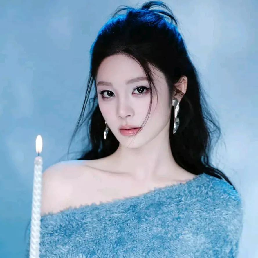 梦幻蓝调，少女轻奢，光影交织，静谧之美。蓝调温柔风梦幻蓝调写真梦幻蓝调光影