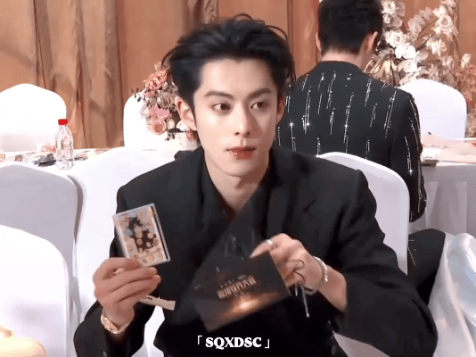 白鹿王鹤棣坐一起视界大会全场最佳是王鹤棣吧，硬照和动态都帅的一骑绝尘，真是少有的