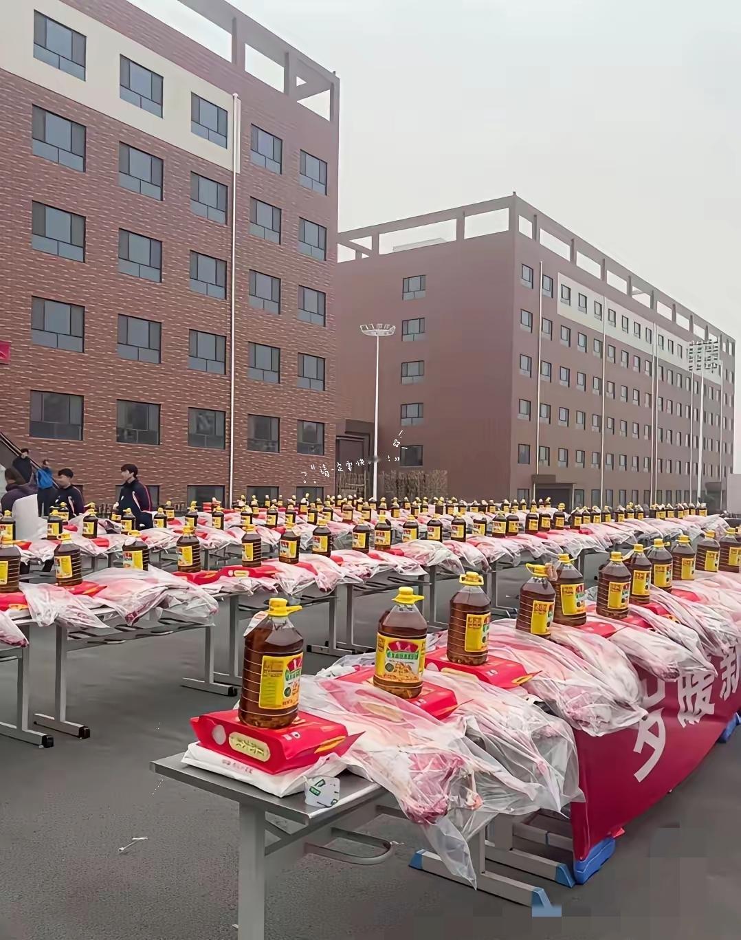 这是干什么呢，原来是陕西榆林一中学为教职工发放的贺年礼，每位教师发半只羊，一壶菜