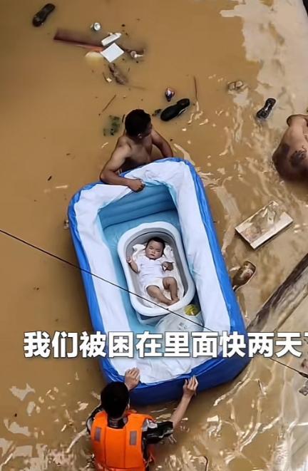这就是亲人的意义！贵州榕江因洪水，半岁宝宝被困两天，对于大人来说都够呛，更别说一