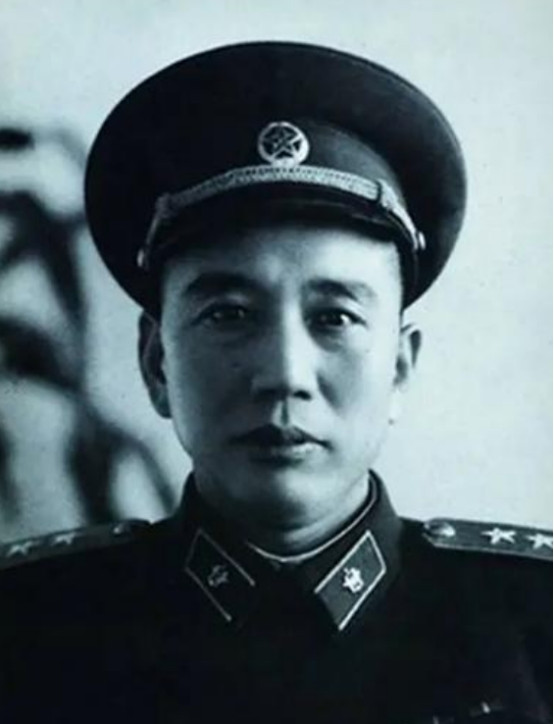 一天，王震将军正在休息。就在这时，他发现一个秘书正在抽烟头。王震将军就很奇怪。随