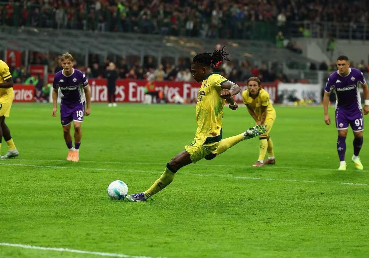 距离历史第5只差3球！AC米兰3比1胜科莫，莱奥助攻拉比奥进球。这是莱奥在米兰