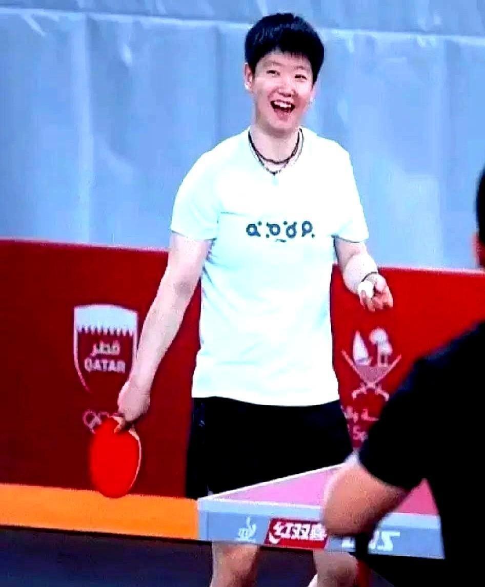 看孙颖莎和教练的互动差点笑出腹肌！这姑娘中场休息掏巧克力的时候还惦记着分享给CO