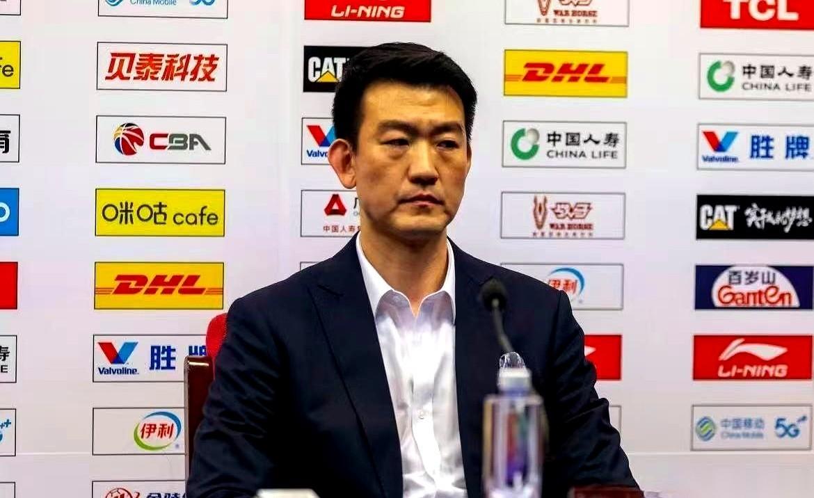 比赛结束的哨声响了，我盯着屏幕半天没缓过来。就……输了？联赛第一，输给了倒数