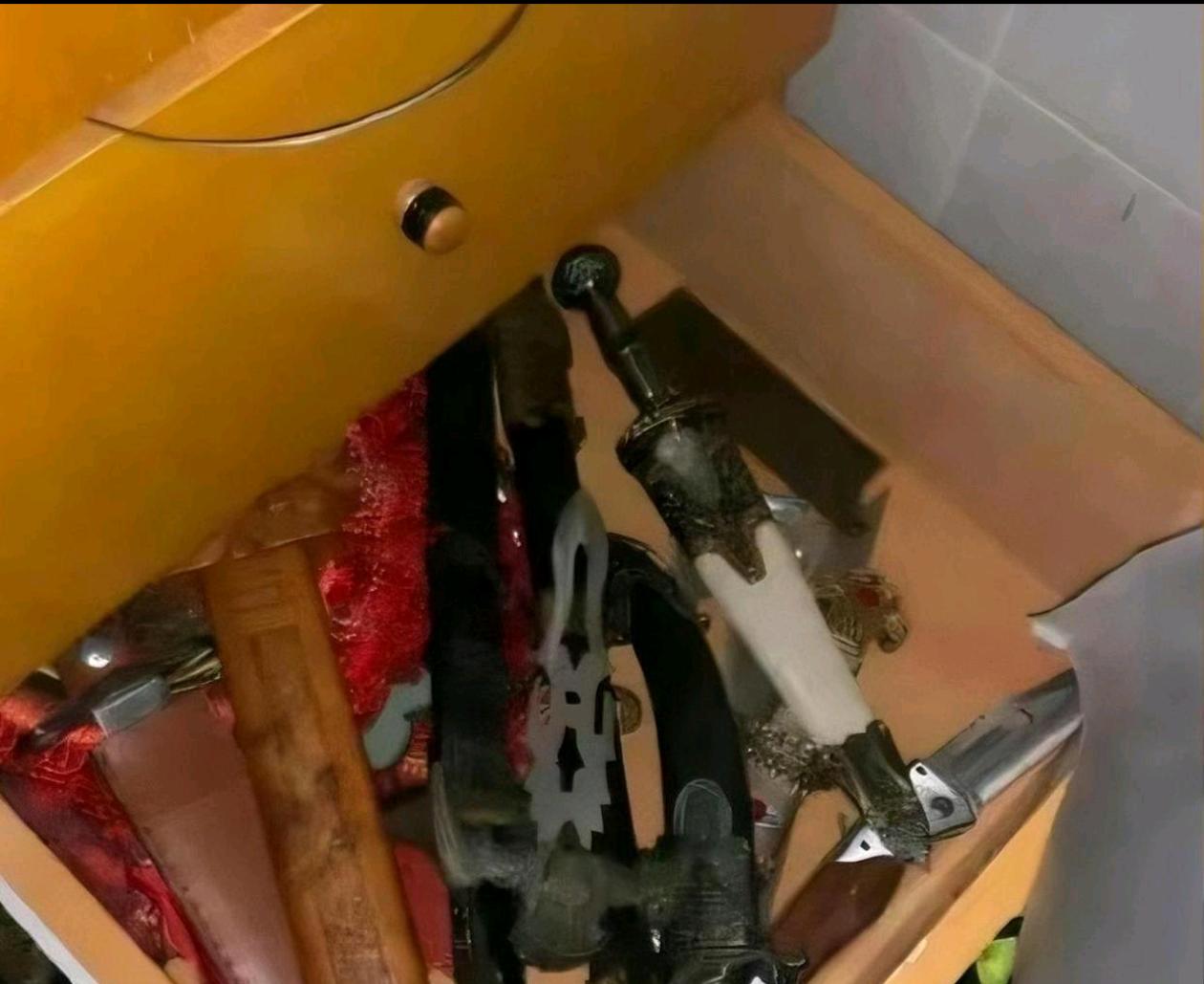 某网友：上面的租户留下的，要不要报警？