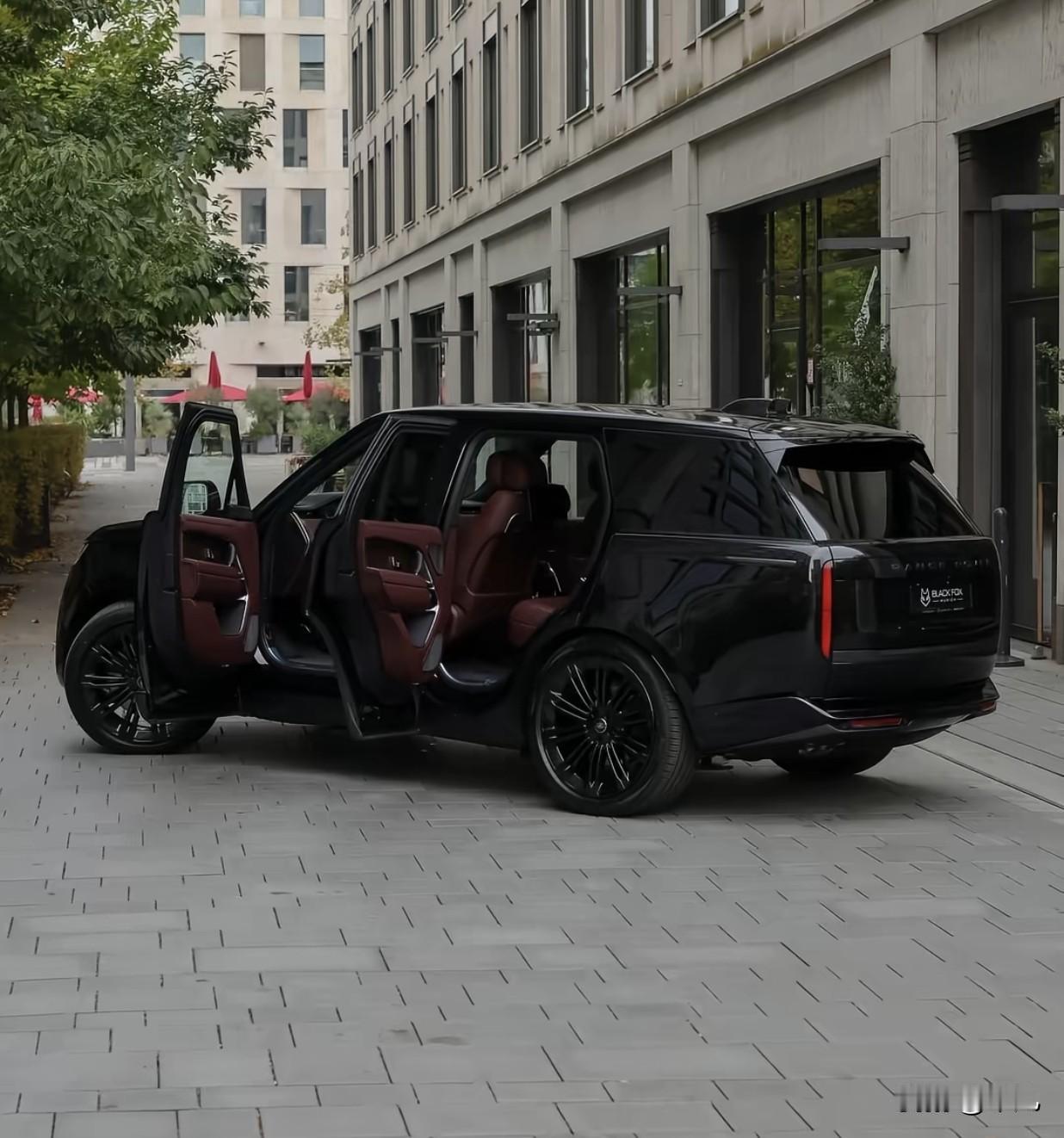 朋友问我，路虎揽胜到底贵不贵？值不值？说实话，真不便宜。但开过之后，个人