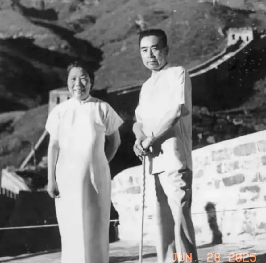老照片的回忆。1955年，新中国成立不久，啥都得从头开始，那时候的周恩来总理，