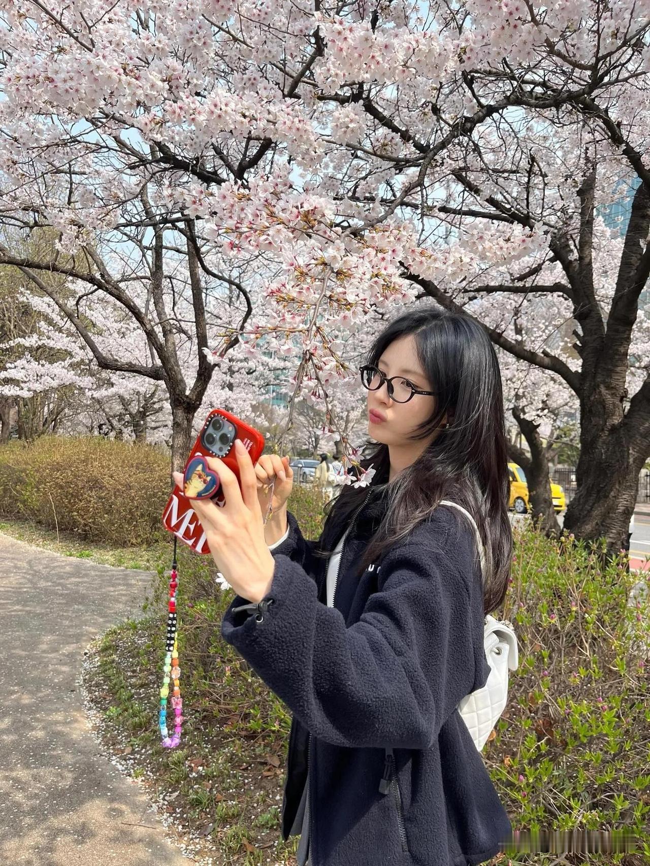 12日，演员徐贤在Instagram上传了多张照片。照片中，徐贤站在如云似霞的樱