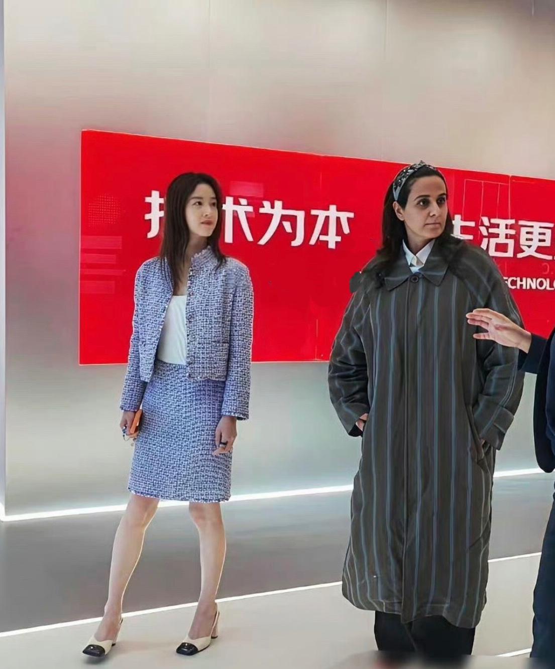 章泽天真的人脉太强了！卡塔尔玛雅莎公主到访京东，全程由她陪同参观，从容大气，圈层