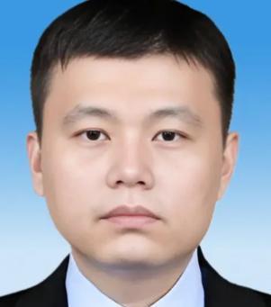 2006年，广东顺德海关的一名普通公务员晚上回到家，悄悄对妻子说：“老婆，我的银