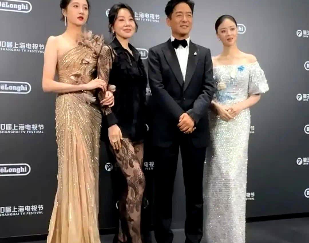 今天晚上的白玉兰盛典，最不爽的是蒋欣吧，有点儿臭脸。挺能理解她的，换作谁