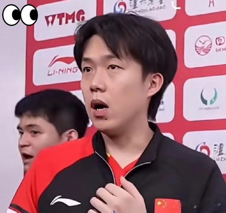 笑喷！王楚钦采访界“显眼包”名场面队友集体溜走留他独自迷茫成都混团