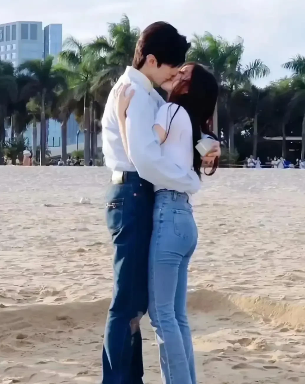 不怪那么多人喜欢她，路人镜头下都美若天仙。
