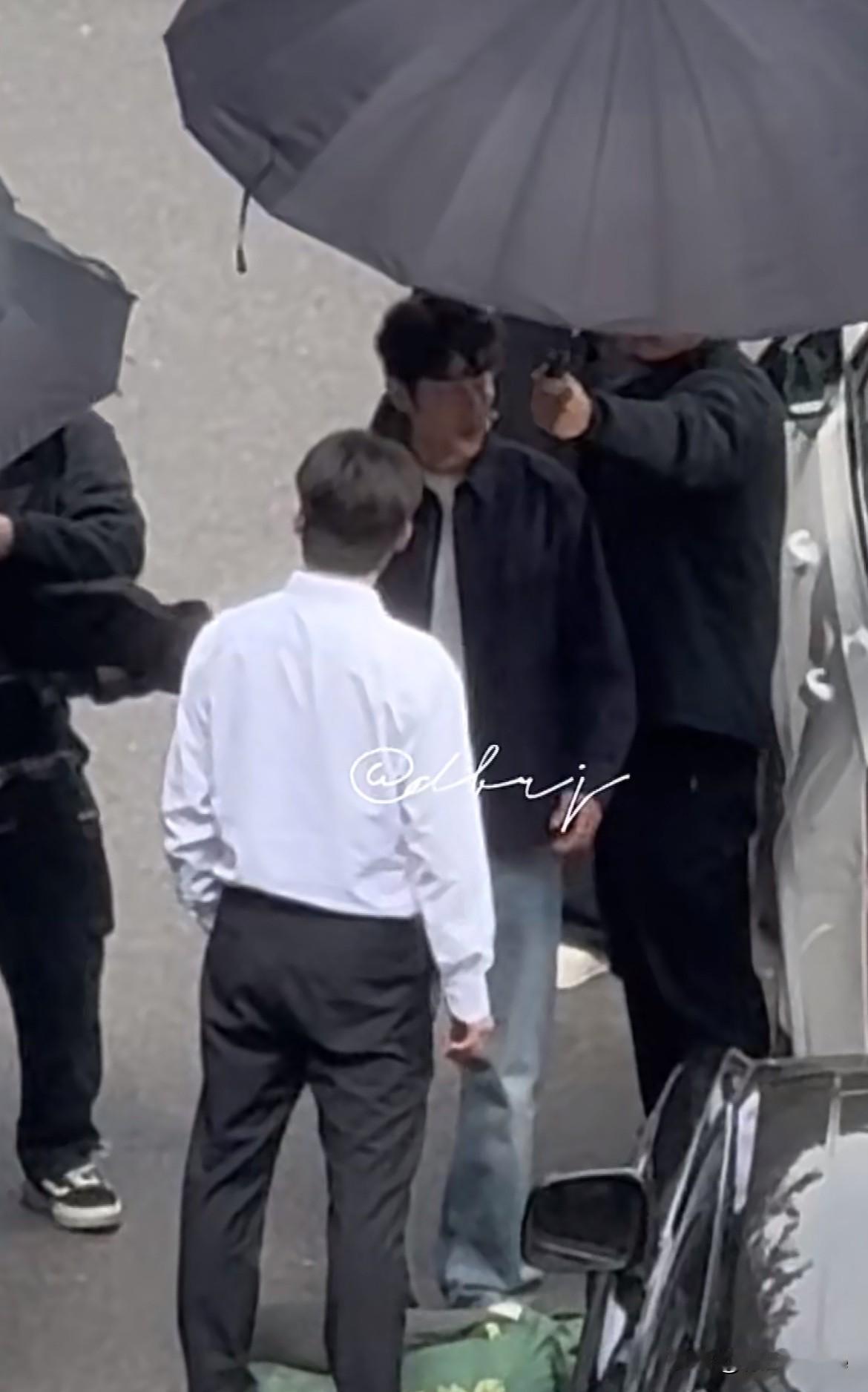 2月8日，肖战《小城良方》拍摄路透被肖战这个抬手示意身后撑伞工作人员后退收伞的