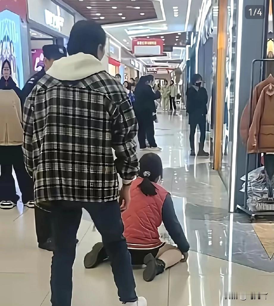 网传女子为了买一件羽绒服，在地下商场里当众给丈夫下跪？12月2号，有网友拍摄