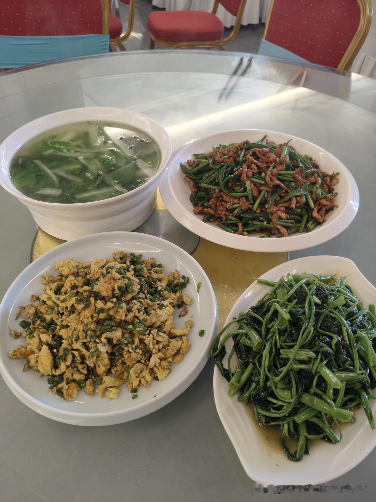 餐饮人的员工餐都吃些什么？这就是我们的午餐，小青椒蒜苔肉丝，青椒炒鸡蛋，蒜蓉