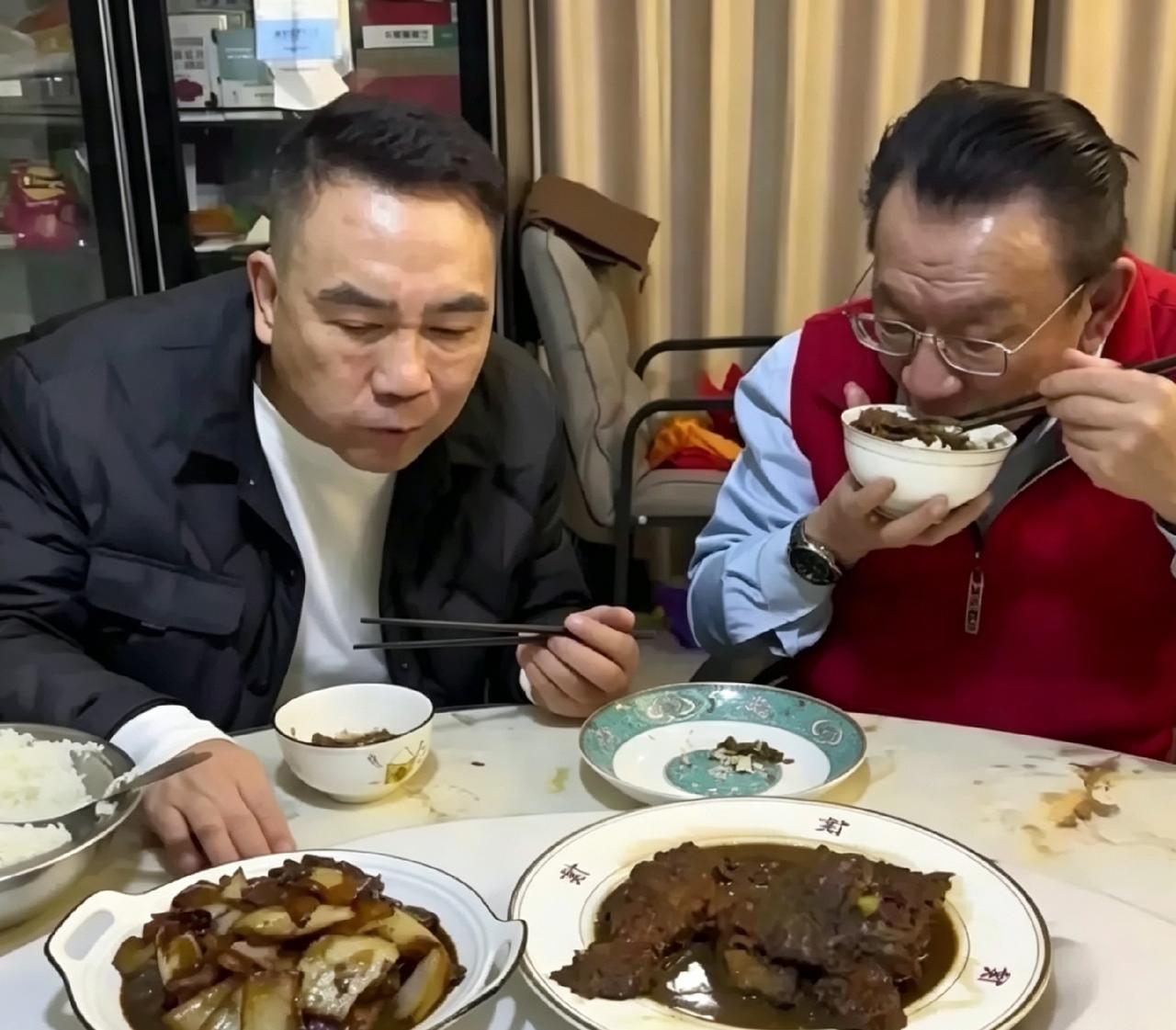 侯耀华这回有口福了。杨议上门没空手，拎着两条鳎目鱼，还亲自下厨给做了。看俩人坐那