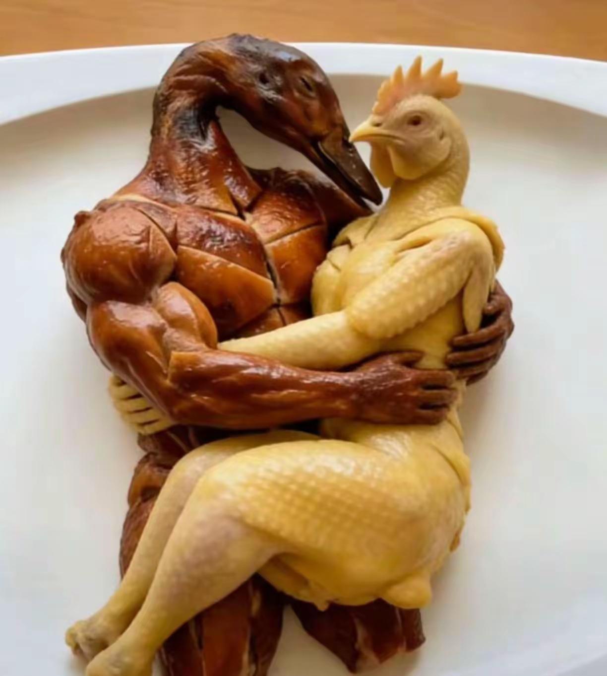 创意美食艺术：烤鸭与烤鸡的亲密拥抱