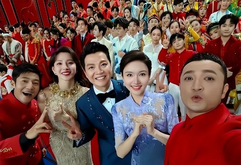 2026春晚首彩炸了！沈腾马丽第10次合体，白龙马朗诵杀哭70后，却被吐槽少了老