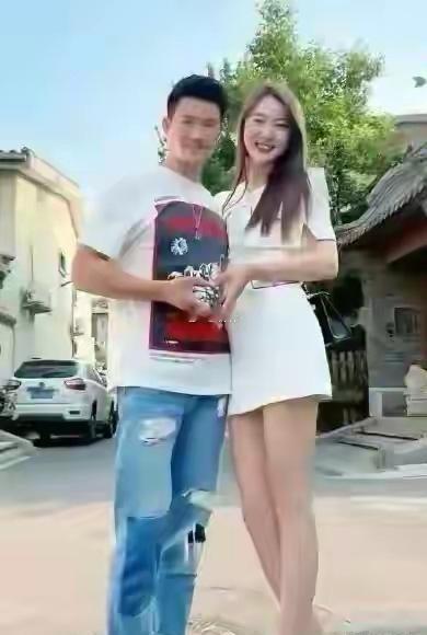 第一次见嘎子的老婆，好苗条，感觉他老婆比很多明星都潇洒漂亮