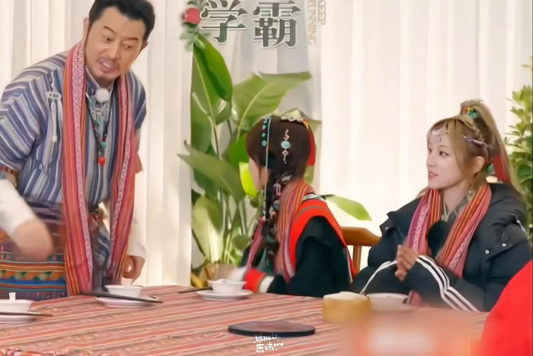 当女生在外面遇到一块玻璃……捉到一只角落里的鹿，在偷偷照镜子白鹿