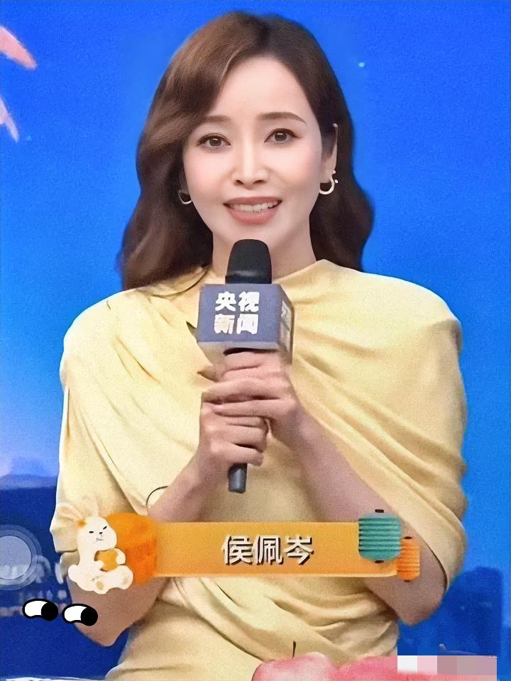 侯佩岑主持央视中秋晚会这波操作，才算把“读书的意义”具象化了！别再说娱乐圈拼