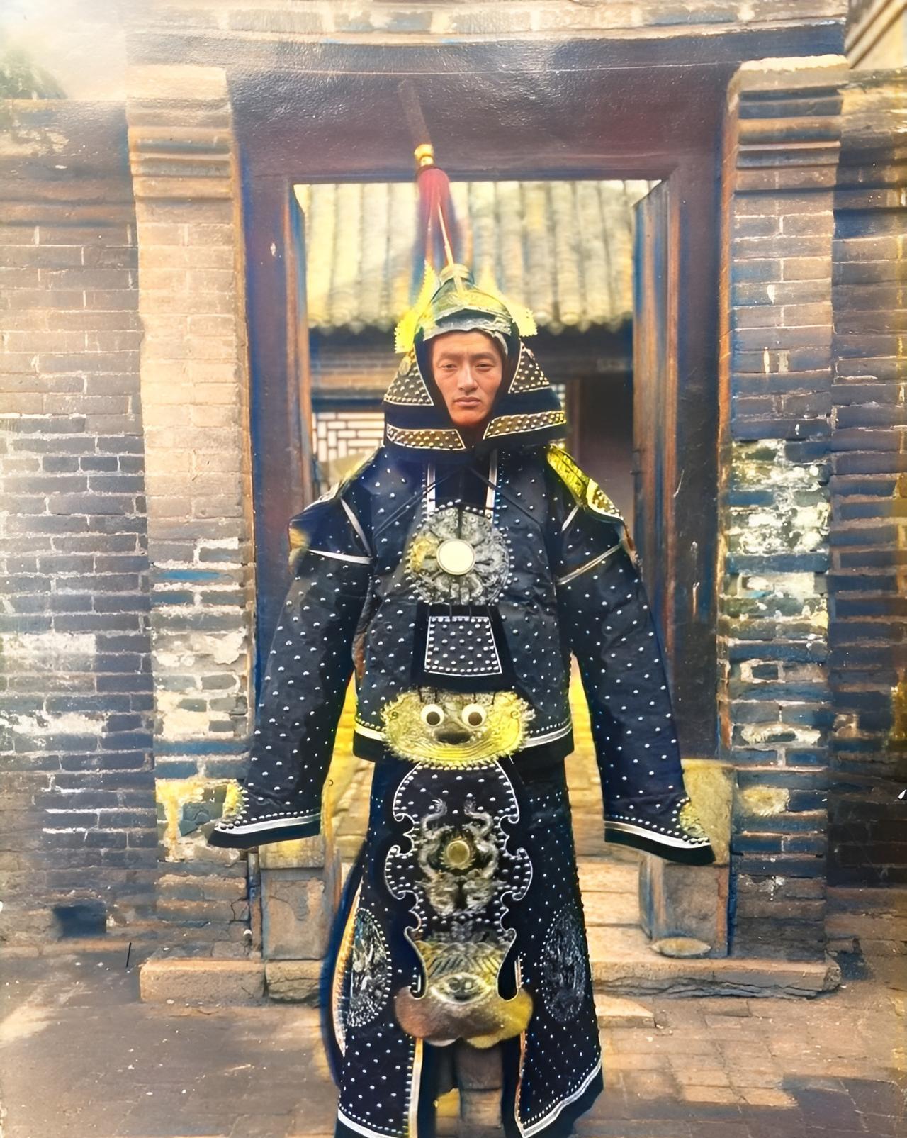 这是清朝一名男子身穿祖上留下的霸气甲胄。这名男子应该是名旗人。他身后的这座房子应
