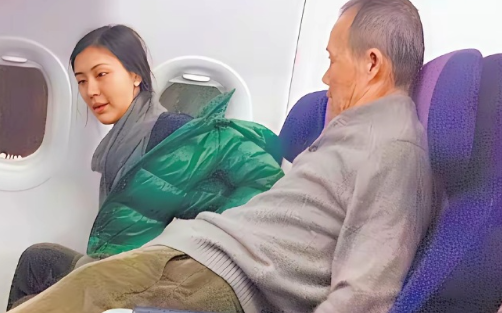 还在热恋中的王石与田朴珺坐飞机时的一张留影，当时的这张留影也成了他们的官宣照